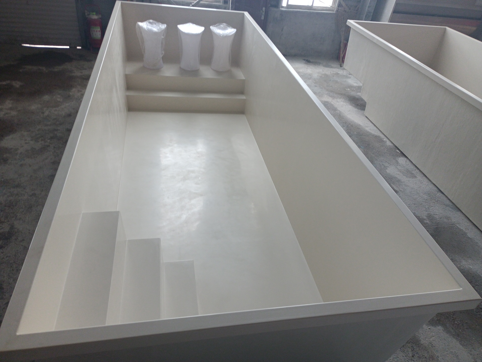 Piscine coque blanche avec gel coat avant équipement
