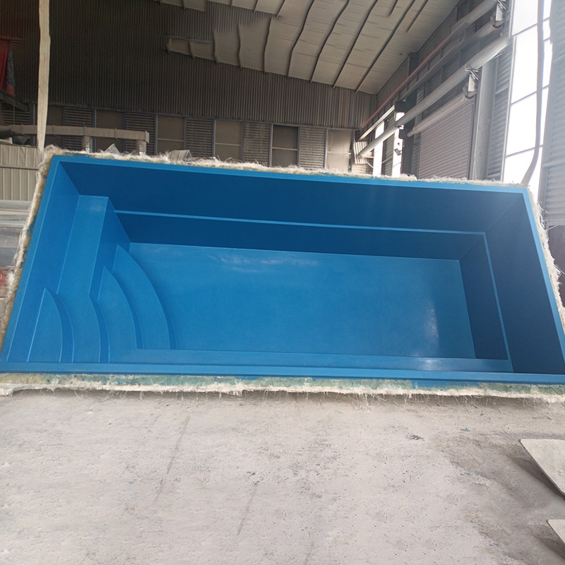 Piscine coque bleue dans l'atelier de fabrication asiatique