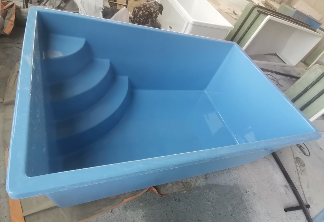 Piscine coque bleue compacte avec escalier d'angle 3 marches