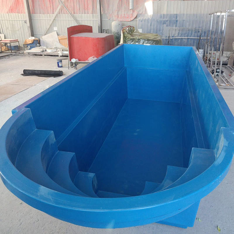 Piscine coque en fibre de verre bleu profond avec escalier romain