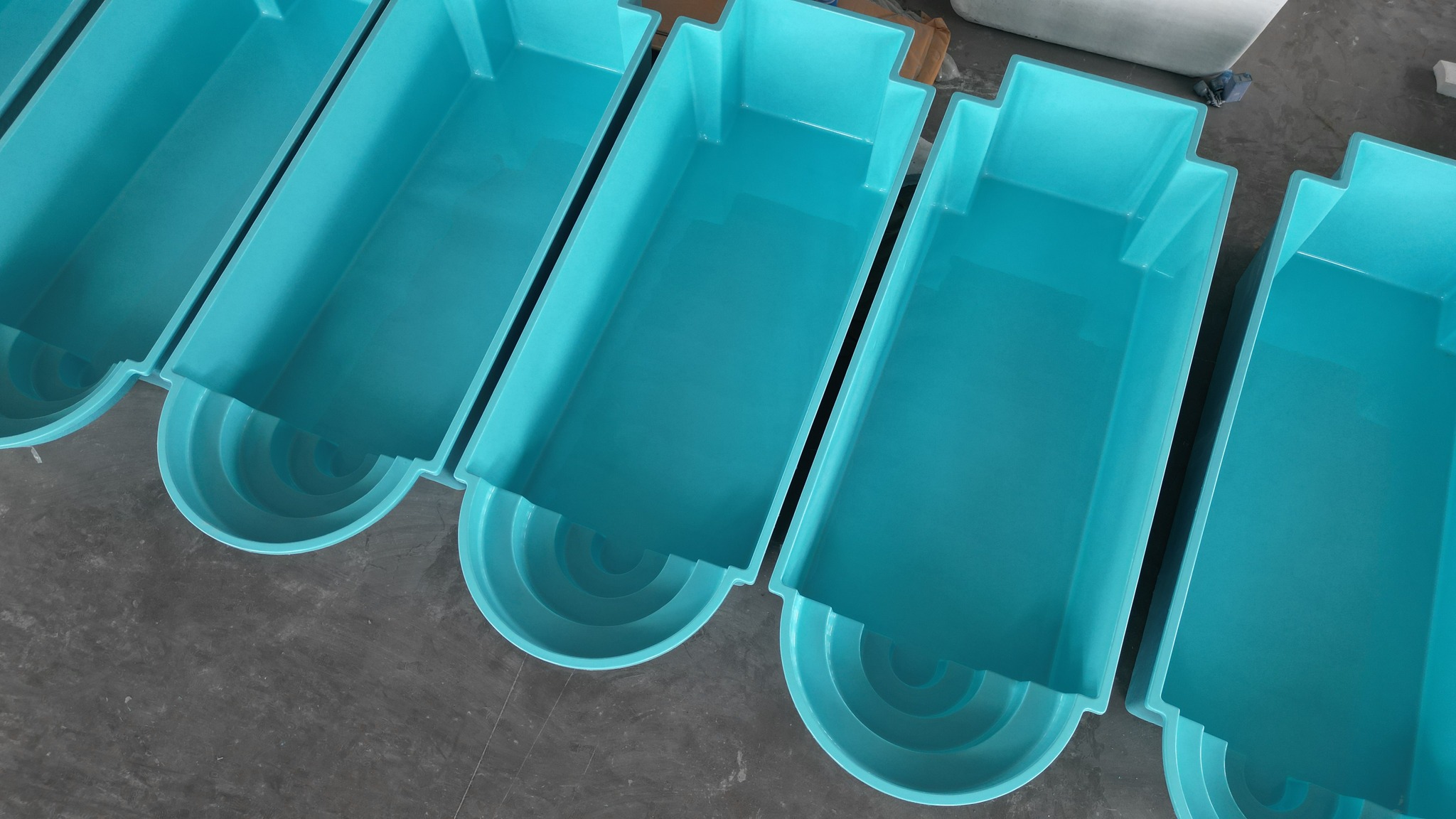 Production en série de piscines coque polyester dans l'atelier de notre partenaire industriel